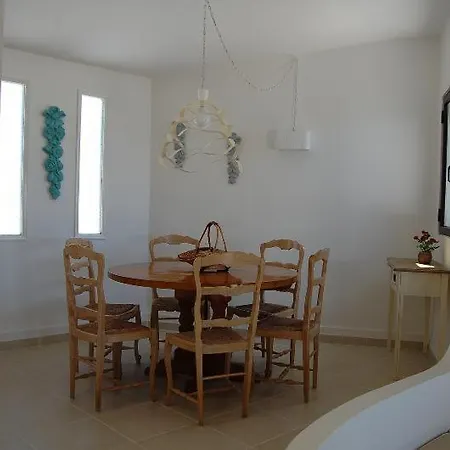 Villa 2, Cozy On Oura Beach,