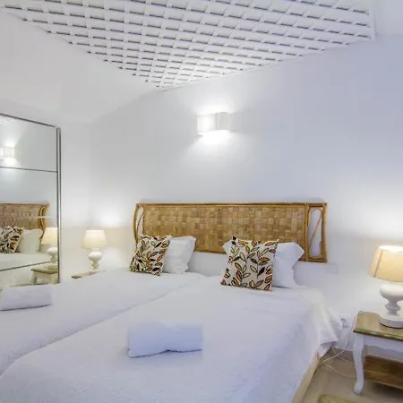 Villa 2, Cozy On Oura Beach,